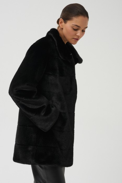 шуба из искусственного меха по цене 18760 руб вид справа