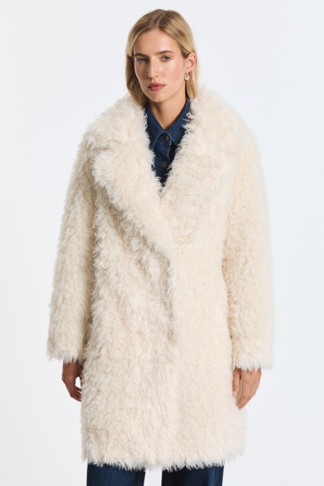 шуба из искусственного меха от бренда снежная королева вид слева
