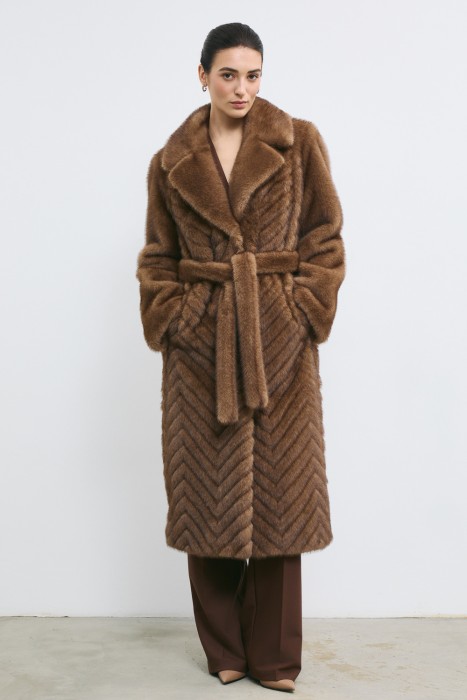 шуба из искусственного меха от бренда снежная королева вид слева