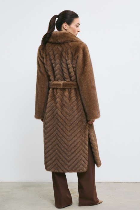 шуба из искусственного меха по цене 19570 руб вид справа