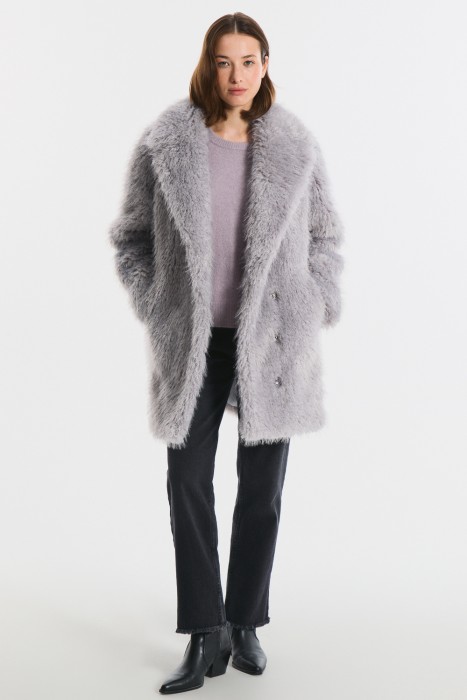 шуба из искусственного меха от бренда снежная королева вид слева