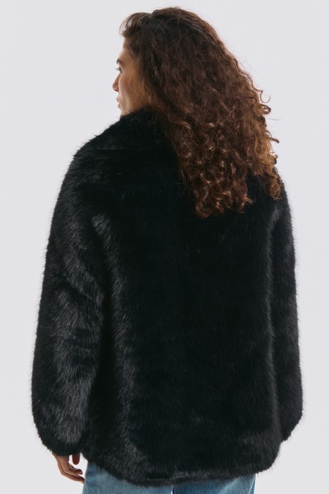 шуба из искусственного меха по цене 17940 руб вид справа