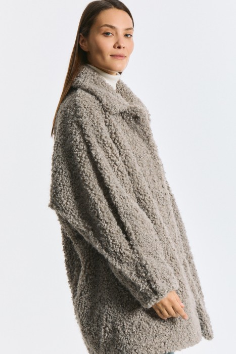 шуба из искусственного меха от бренда снежная королева вид слева