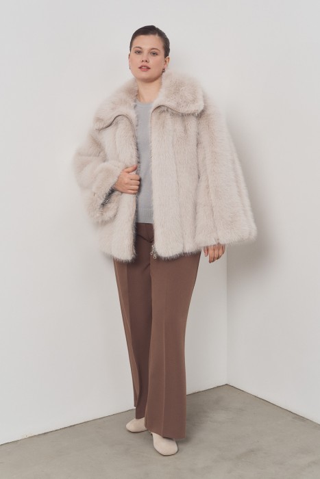 шуба из искусственного меха от бренда снежная королева вид слева