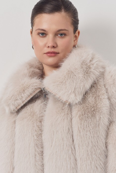 шуба из искусственного меха по цене 24060 руб вид справа