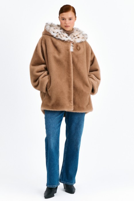 шуба из искусственного меха от бренда снежная королева вид слева