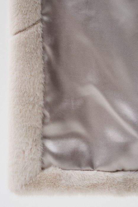 шуба из искусственного меха от бренда снежная королева вид слева