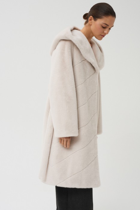 шуба из искусственного меха по цене 16310 руб вид справа