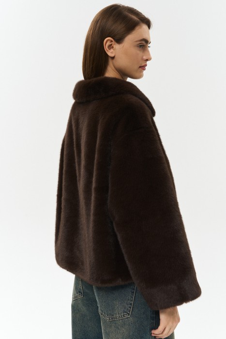 шуба из искусственного меха от бренда снежная королева вид слева