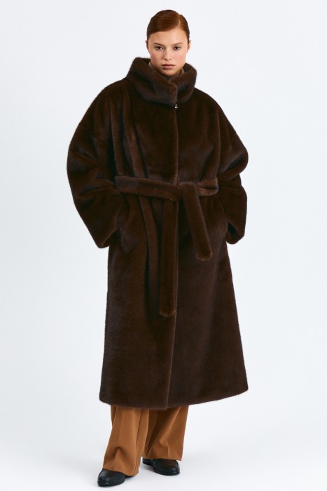 шуба из искусственного меха от бренда снежная королева вид слева