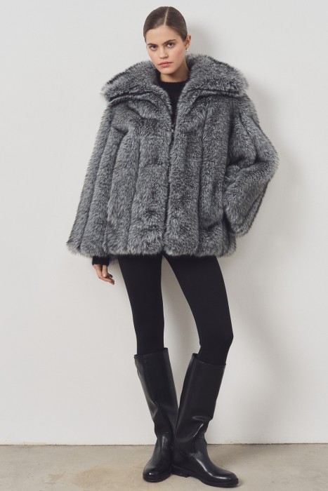 шуба из искусственного меха от бренда снежная королева вид слева