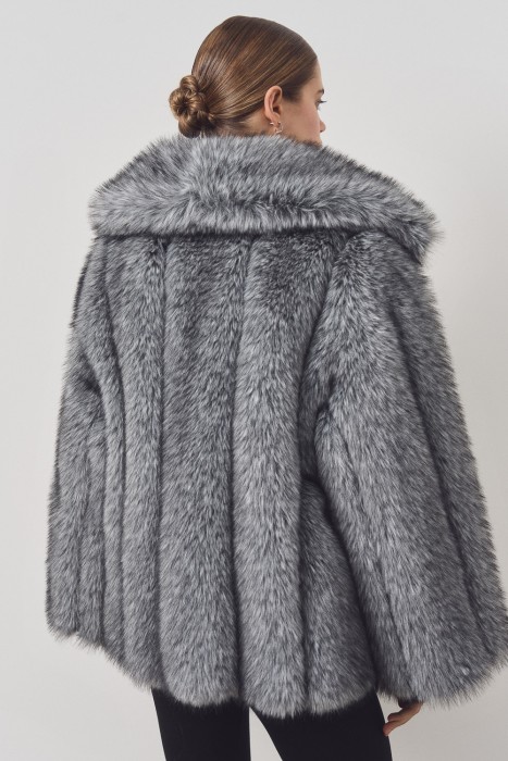 шуба из искусственного меха по цене 24060 руб вид справа