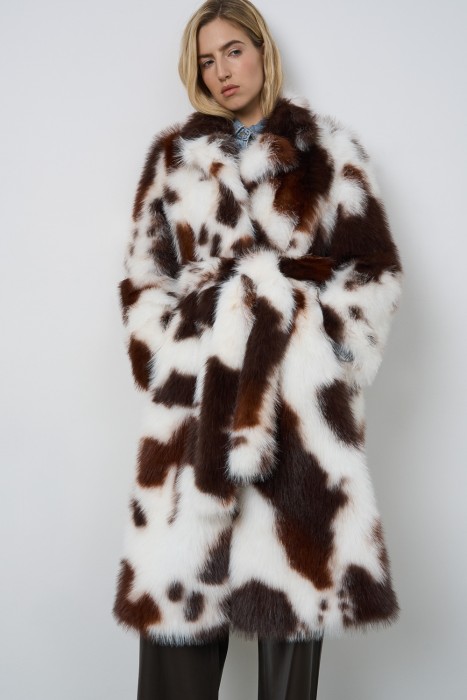 шуба из искусственного меха от бренда снежная королева вид слева