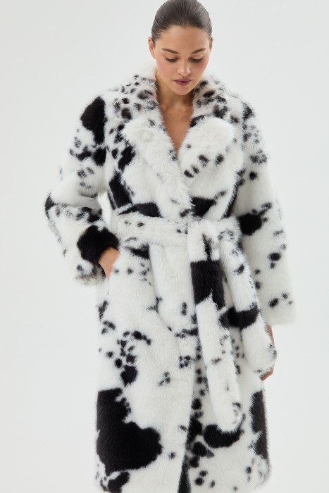 шуба из искусственного меха от бренда снежная королева вид слева