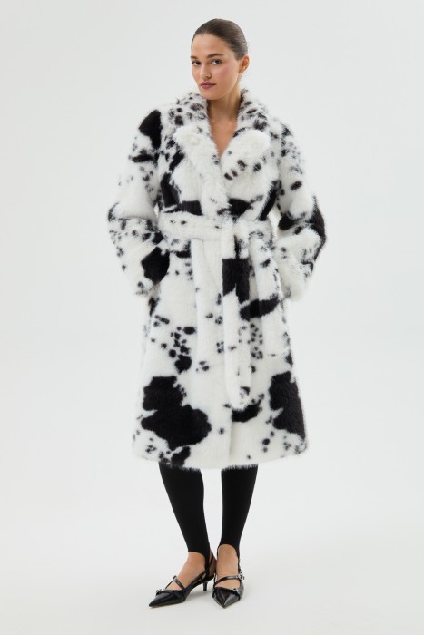 шуба из искусственного меха по цене 12930 руб вид справа