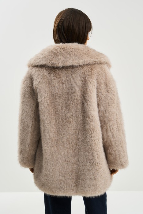 шуба из искусственного меха от бренда снежная королева вид слева