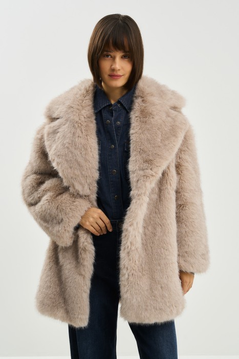 шуба из искусственного меха по цене 18760 руб вид справа