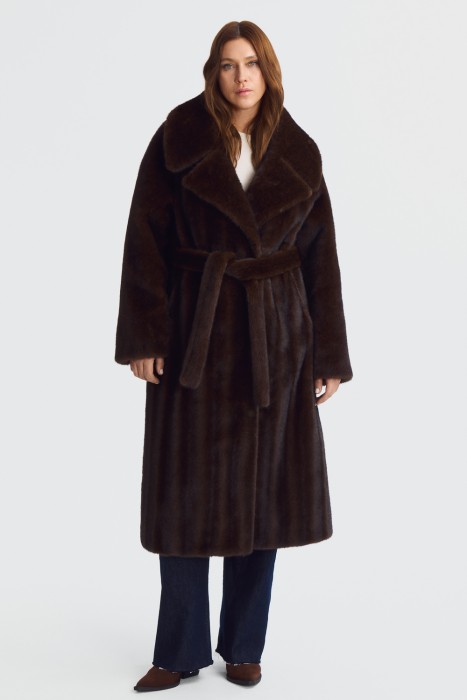 шуба из искусственного меха от бренда снежная королева вид слева