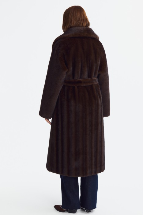 шуба из искусственного меха по цене 15490 руб вид справа