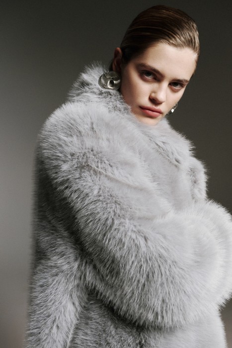 шуба из искусственного меха от бренда снежная королева вид слева