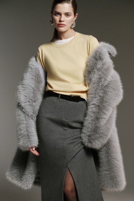 шуба из искусственного меха по цене 9370 руб вид справа