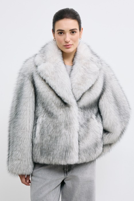 шуба из искусственного меха от бренда снежная королева вид слева