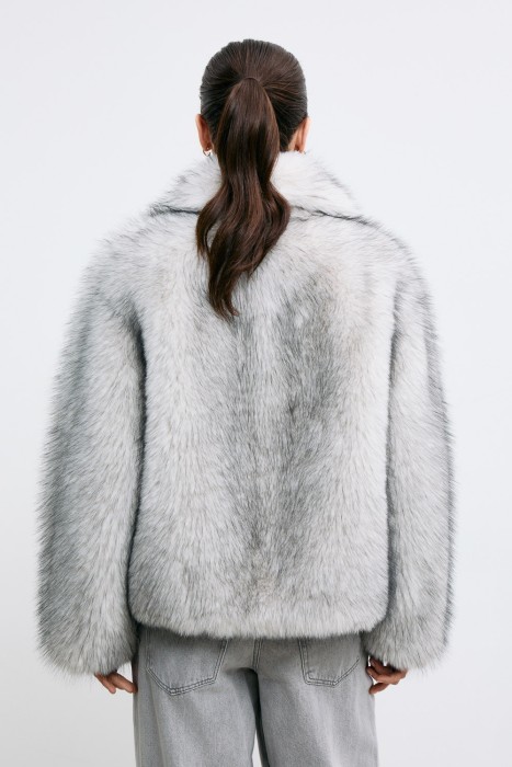 шуба из искусственного меха по цене 24060 руб вид справа