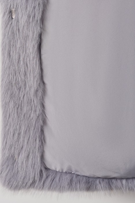шуба из искусственного меха от бренда снежная королева вид слева