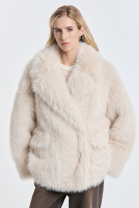 шуба из искусственного меха от бренда снежная королева вид слева