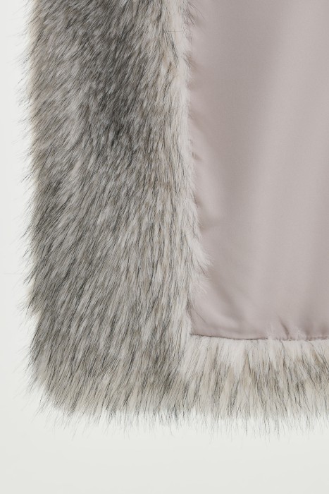 шуба из искусственного меха от бренда снежная королева вид слева