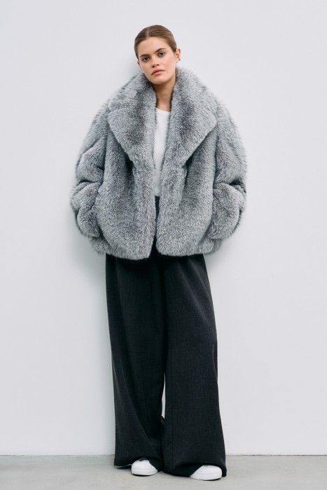 шуба из искусственного меха от бренда снежная королева вид слева