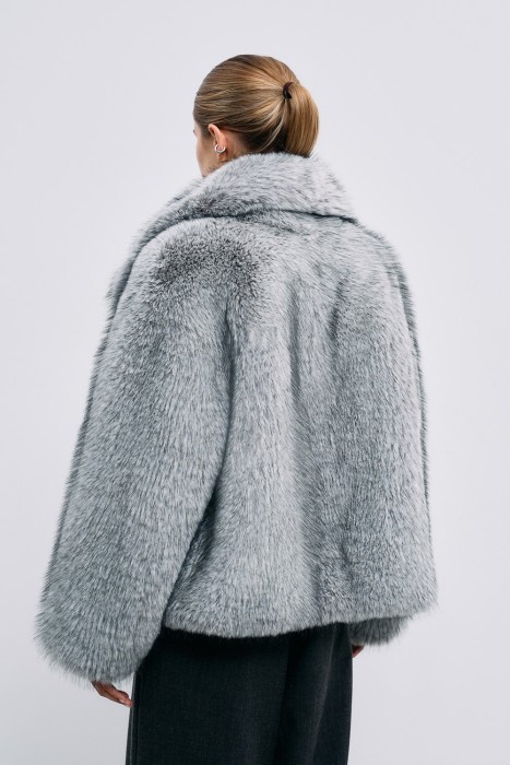 шуба из искусственного меха по цене 23240 руб вид справа