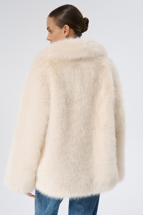 шуба из искусственного меха по цене 15900 руб вид справа