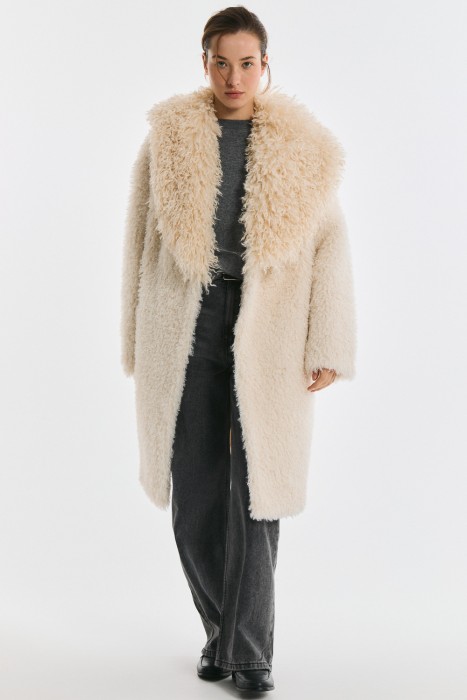 шуба из искусственного меха от бренда снежная королева вид слева