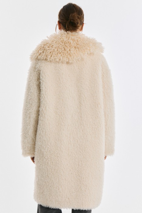 шуба из искусственного меха по цене 9780 руб вид справа