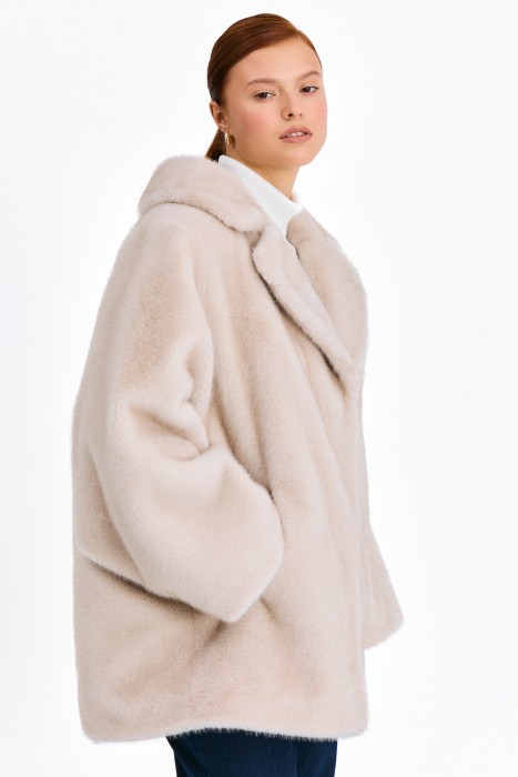 шуба из искусственного меха от бренда снежная королева вид слева