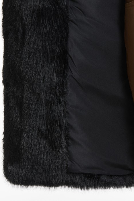 шуба из искусственного меха от бренда снежная королева вид слева