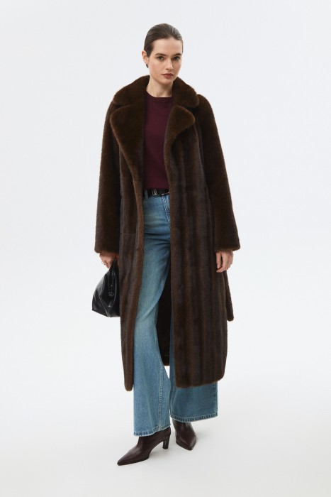 шуба из искусственного меха от бренда снежная королева вид слева