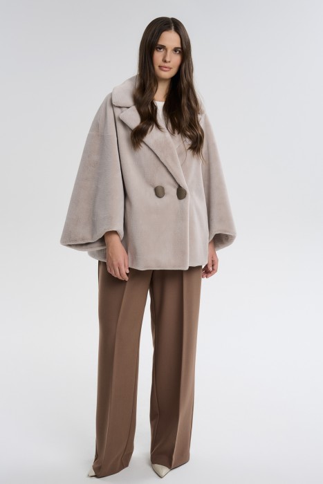 шуба из искусственного меха от бренда снежная королева вид слева