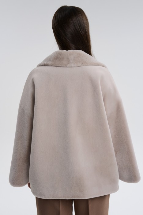 шуба из искусственного меха по цене 10070 руб вид справа