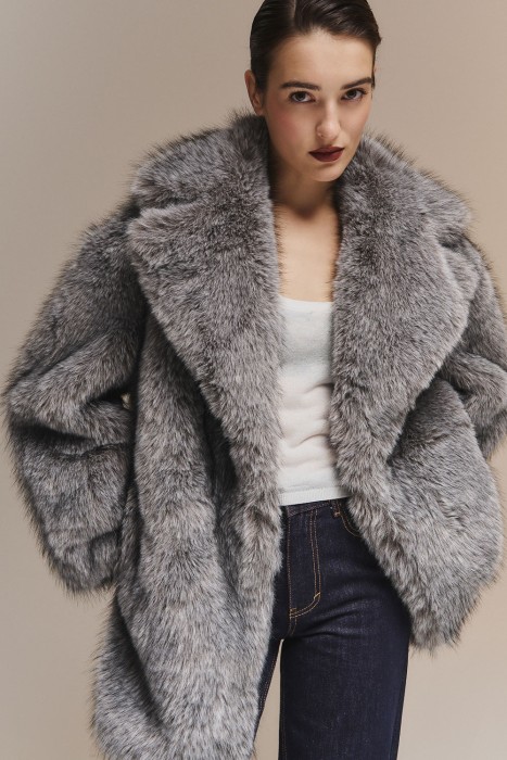 шуба из искусственного меха от бренда снежная королева вид слева