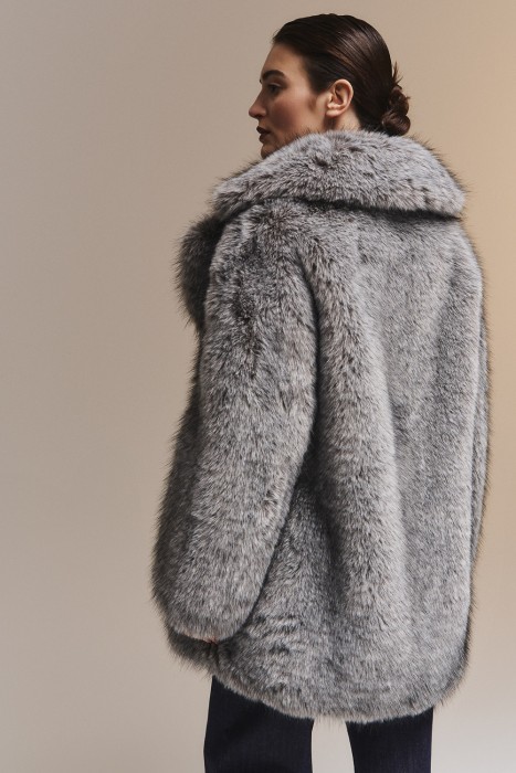 шуба из искусственного меха по цене 20800 руб вид справа