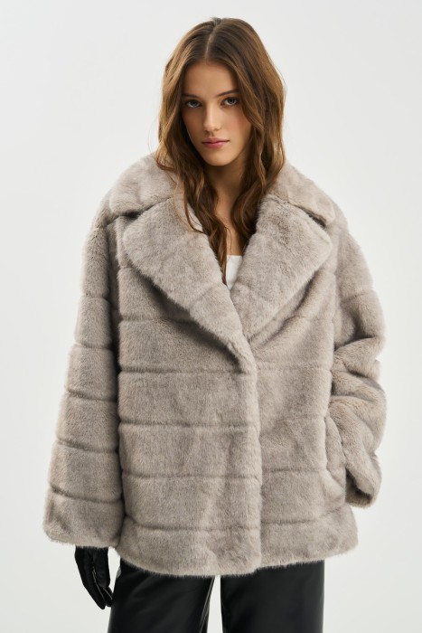 шуба из искусственного меха от бренда снежная королева вид слева