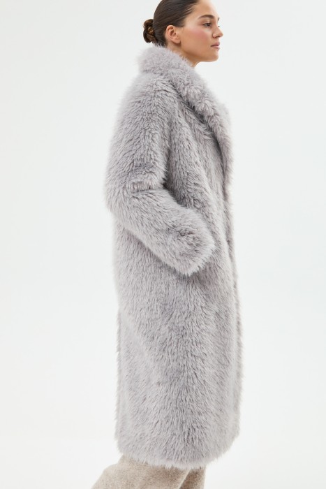 шуба из искусственного меха от бренда снежная королева вид слева