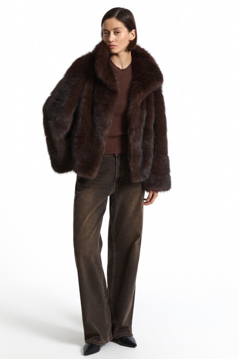 шуба из искусственного меха от бренда снежная королева вид слева