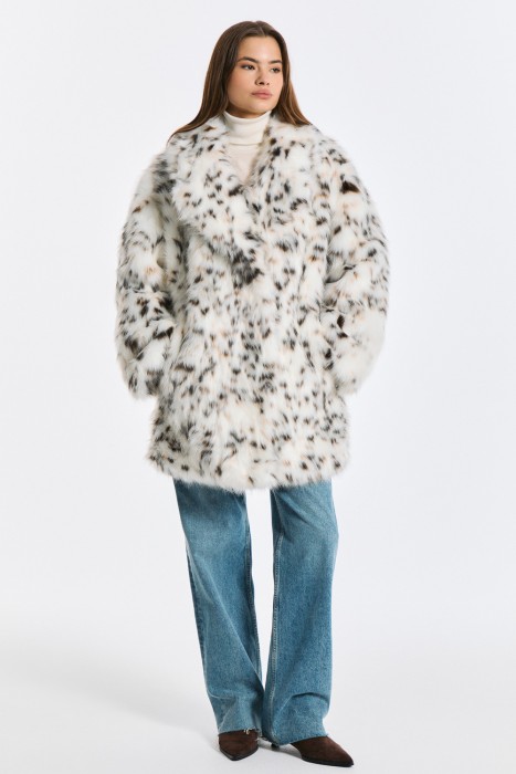 шуба из искусственного меха от бренда снежная королева вид слева