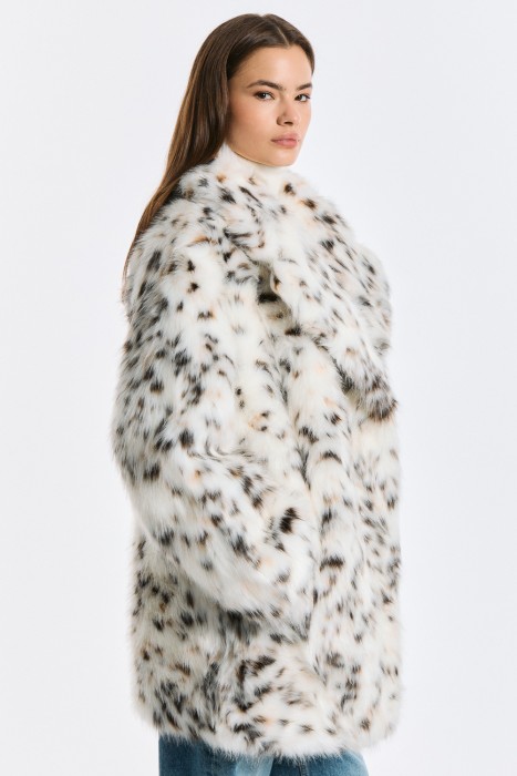 шуба из искусственного меха по цене 11820 руб вид справа