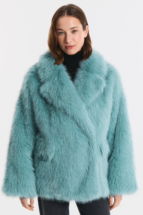 шуба из искусственного меха от бренда снежная королева вид слева