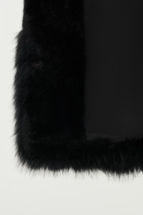 шуба из искусственного меха по цене 12640 руб вид справа