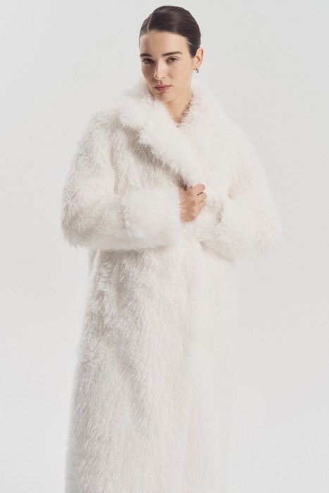 шуба из искусственного меха от бренда снежная королева вид слева
